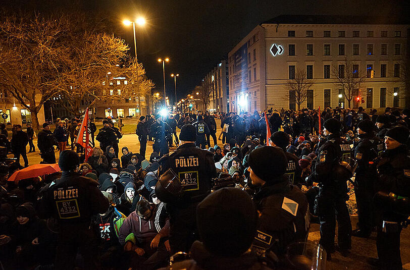 Sitzblockade am Platz der Opfer des Nationalsozialismus. Die Polizei droht mit der Räumung.