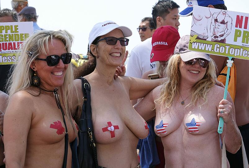 Unter dem Motto "Free your breasts! Free your mind!" ging's mit nackten Brüsten durch New York, Washington und Venice Beach in Kalifornien. Viel Spaß beim Durchklicken.