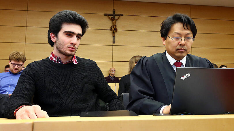 Der syrische Flüchtling Anas M. (l) und sein Rechtsanwalt Chan-jo Jun beim Prozess im Landgericht Würzburg.