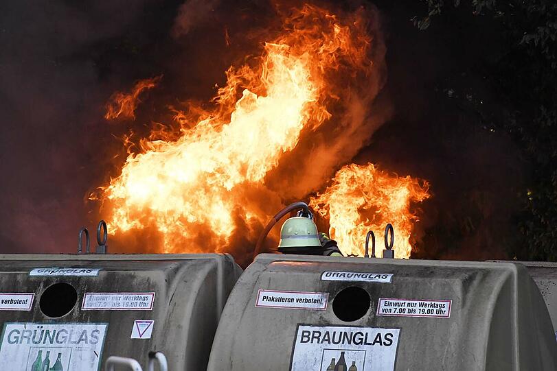 Als ein Feuerwehrmann neben den Containern stand, explodierten Spraydosen darin. Wie durch ein Wunder bleib er unverletzt.