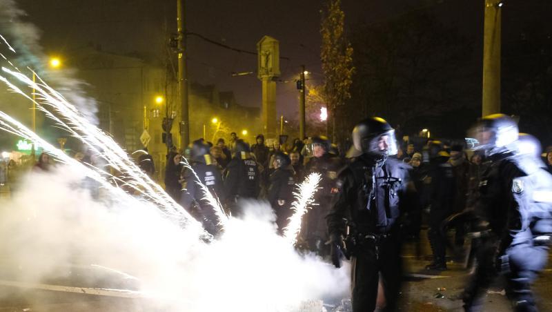 Polizisten in der Silvesternacht an einer Kreuzung im Stadtteil Connewitz. Polizisten in der Silvesternacht an einer Kreuzung im Stadtteil Connewitz.