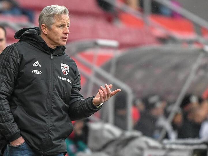 Trainer Jens Keller vom FC Ingolstadt steht am Spielfeldrand. Foto: Armin Weigel/Archiv