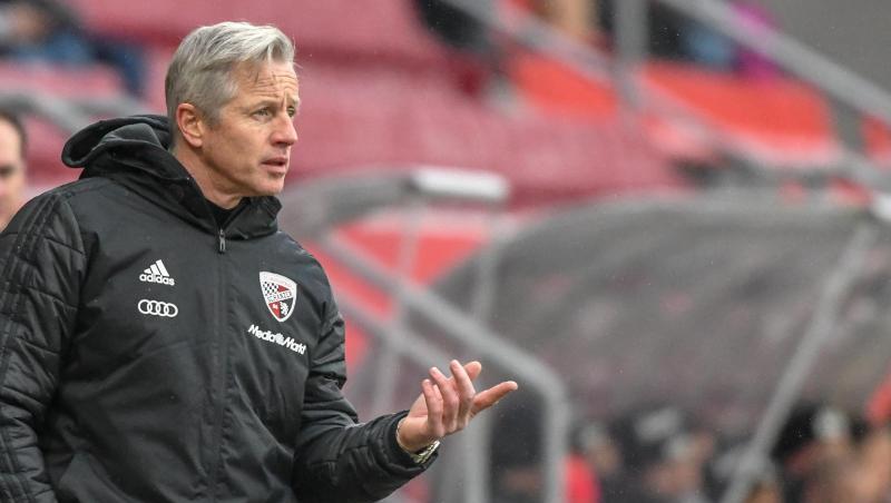 Trainer Jens Keller vom FC Ingolstadt steht am Spielfeldrand. Foto: Armin Weigel/Archiv Trainer Jens Keller vom FC Ingolstadt steht am Spielfeldrand. Foto: Armin Weigel/Archiv