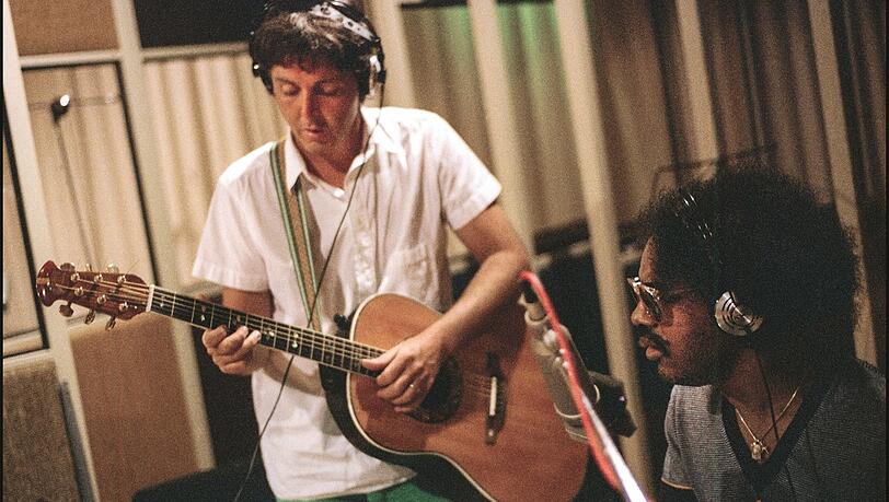 Paul McCartney 1981 mit Stevie Wonder. Paul McCartney 1981 mit Stevie Wonder.