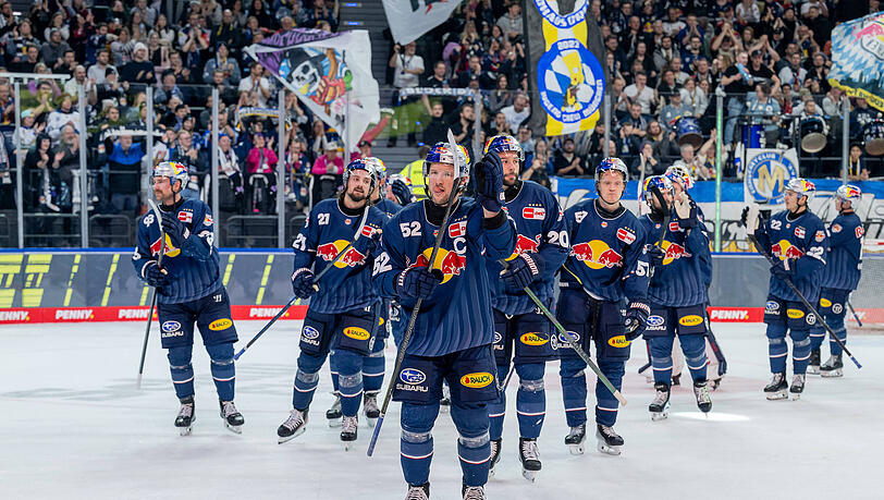 Das tut gut! Angeführt von Patrick Hager (vorne) feiert der EHC den Derby-Sieg über Straubing.