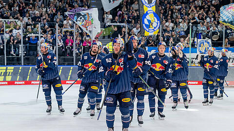 Das tut gut! Angeführt von Patrick Hager (vorne) feiert der EHC den Derby-Sieg über Straubing.