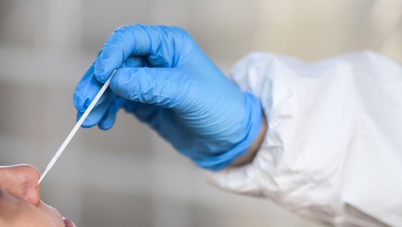 Für fingierte Corona-Tests soll ein Mann in Schwaben mehr als 200.000 Euro bekommen haben. (Symbolbild)