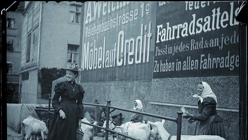 1919 auf dem Ziegenmilchmarkt. Der entstand 1860 auf dem südlichen Viktualienmarkt, nahe der Freibank. 1919 auf dem Ziegenmilchmarkt. Der entstand 1860 auf dem südlichen Viktualienmarkt, nahe der Freibank.