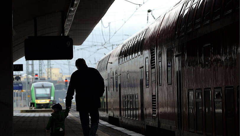 Zwei Mädchen sind aus einem Kinderheim geflohen nd wollten mit dem Nachtzug nach München (Symbolbild) Zwei Mädchen sind aus einem Kinderheim geflohen nd wollten mit dem Nachtzug nach München (Symbolbild)