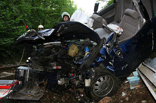Furchtbarer Unfall im Landkreis Altötting: Ein PKW fliegt von einer Brücke herunter und knallt auf das Gleisbett. Drei junge Menschen kommen schwer verletzt in die Klinik.