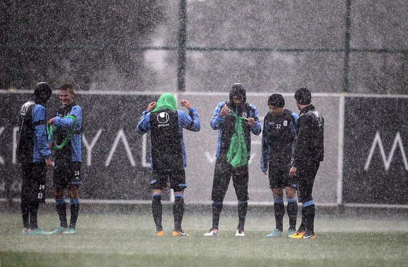 "Land unter" in Belek. Nach gut einer Stunde Training war Schluss. Der Regen setzte den Rasen komplett unter Wasser und Alexander Schmidt brach das Training ab.