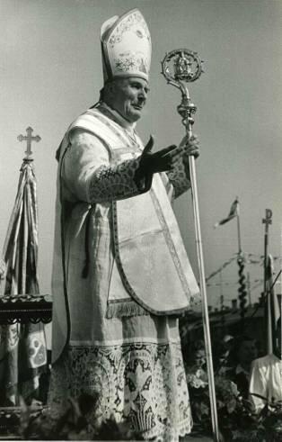Michael Faulhaber predigend bei der Grundsteinlegung von St. Pius.