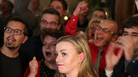 Trotz Verluste: Jubel bei der SPD in Mecklenburg-Vorpommern nach den ersten Hochrechnungen.
