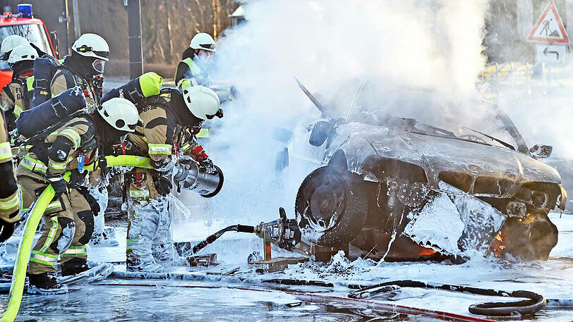 Die Bilder vom spektakulären BMW-Unfall in Gräfelfing.