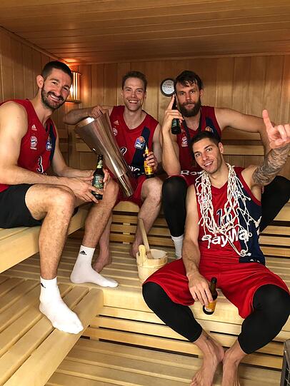 Mit Pokal in der Sauna: Der Finne Petteri Koponen.