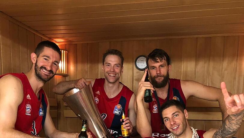 Mit Pokal in der Sauna: Der Finne Petteri Koponen. Mit Pokal in der Sauna: Der Finne Petteri Koponen.
