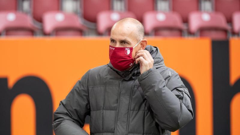 Augsburgs Trainer Heiko Herrlich mit Maske.