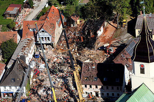 Zig Helfer arbeiteten am 22. September 2006 an der Unglücksstelle in Lehrberg. Eine verheerende Gas-Explosion hatte fast die gesamte Ortsmitte des fränkischen Dorfes zerstört.