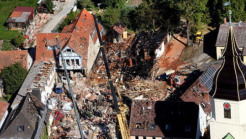 Zig Helfer arbeiteten am 22. September 2006 an der Unglücksstelle in Lehrberg. Eine verheerende Gas-Explosion hatte fast die gesamte Ortsmitte des fränkischen Dorfes zerstört. Zig Helfer arbeiteten am 22. September 2006 an der Unglücksstelle in Lehrberg. Eine verheerende Gas-Explosion hatte fast die gesamte Ortsmitte des fränkischen Dorfes zerstört.