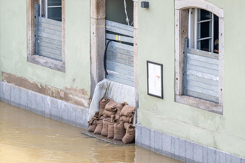Bayern, Passau: Sandsäcke liegen vor einem Hauseingang in der Altstadt.