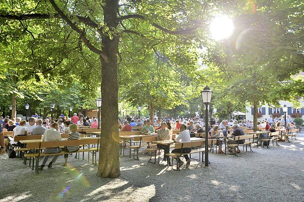 Der Aumeister-Biergarten. Der Aumeister-Biergarten.