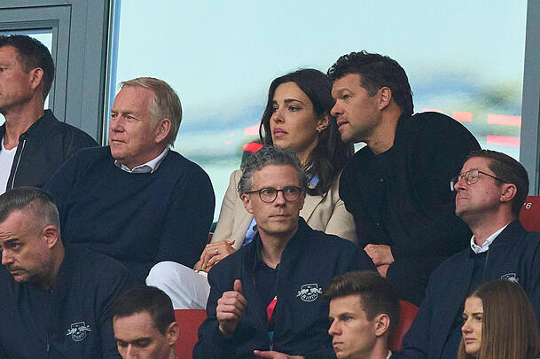 Johannes B. Kerner mit Ehefrau Alina und Michael Ballack bei einem Spiel zwischen RB Leipzig und FC Bayern München. Johannes B. Kerner mit Ehefrau Alina und Michael Ballack bei einem Spiel zwischen RB Leipzig und FC Bayern München.