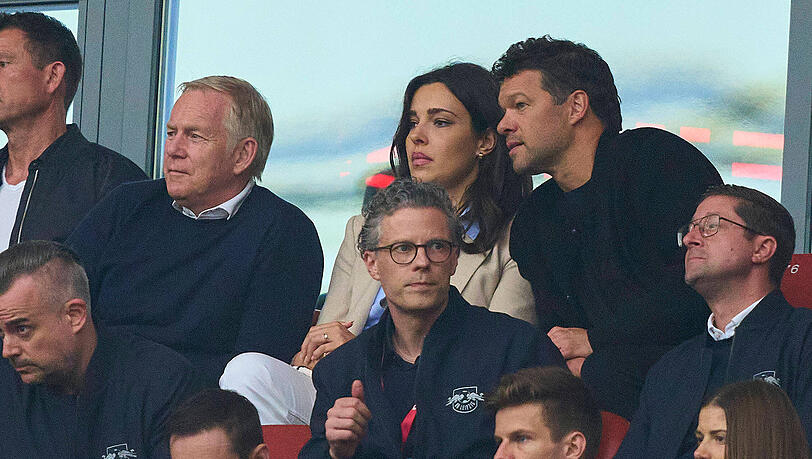 Johannes B. Kerner mit Ehefrau Alina und Michael Ballack bei einem Spiel zwischen RB Leipzig und FC Bayern München.