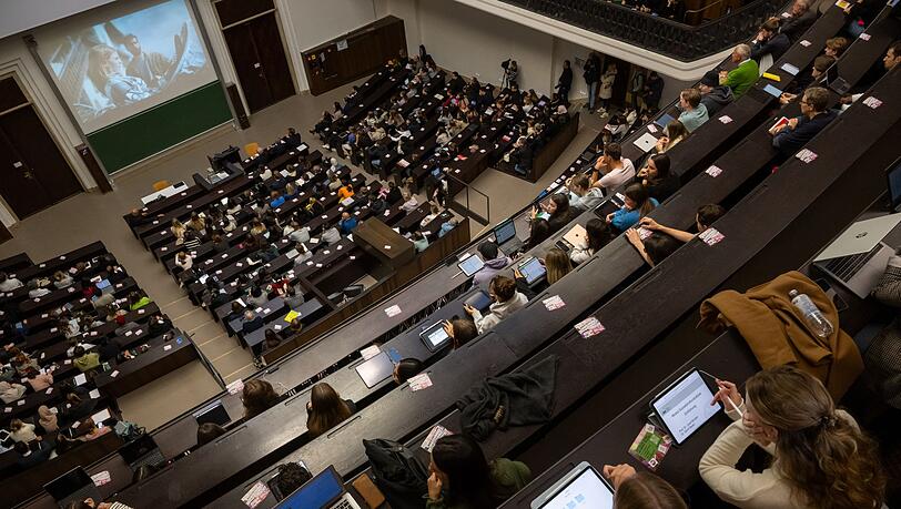 Mehr als 403.000 Studierende starten im Wintersemester 2026/2027 an den Hochschulen im Freistaat. (Archivbild) Mehr als 403.000 Studierende starten im Wintersemester 2026/2027 an den Hochschulen im Freistaat. (Archivbild)