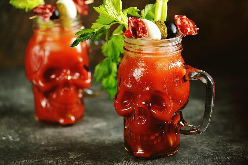 Richtig angerichtet passt der Klassiker Bloody Mary noch besser zum Horrorfest des Jahres. Mit einem Zitronenschnitz oder einer Staudensellerie kombiniert mit einem einladenden Gemüsespieß wird der Cocktail einfach perfekt. In einem Totenkopfglas wie diesem fürchtet sich auch das Auge mit. Richtig angerichtet passt der Klassiker Bloody Mary noch besser zum Horrorfest des Jahres. Mit einem Zitronenschnitz oder einer Staudensellerie kombiniert mit einem einladenden Gemüsespieß wird der Cocktail einfach perfekt. In einem Totenkopfglas wie diesem fürchtet sich auch das Auge mit.