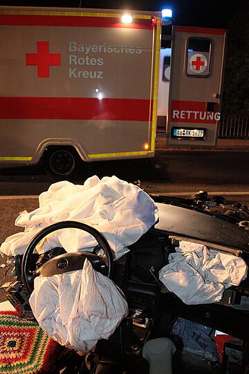 Bei einem Horror-Unfall in der Nähe von Altötting wurde dieses Auto völlig zerfetzt.