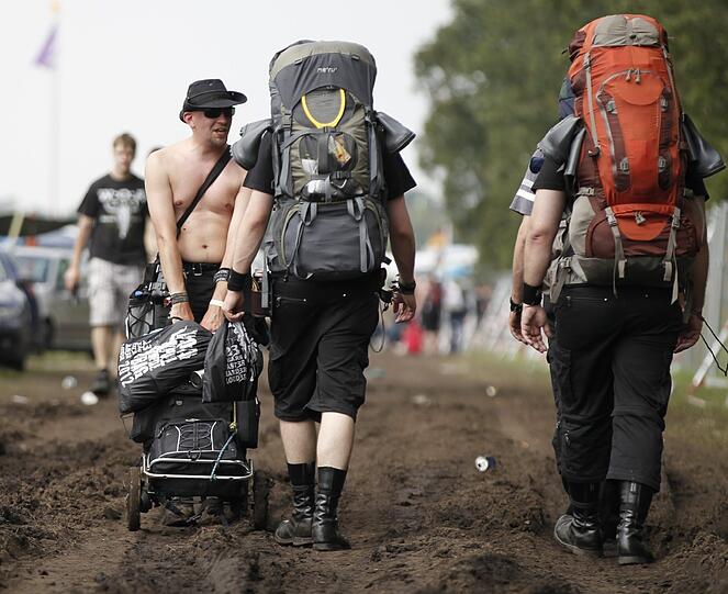 Am Mittwoch kamen die meisten Fans schon angereist, um am Donnerstag das größte Metal-Festival der Welt zu feiern. Aufgrund von Regenfällen waren Teile des Festivalgeländes noch ziemlich matschig - doch wen störts? Die Metall-Fans jedenfalls nicht! Die Bilder von Anreise und erstem Abend