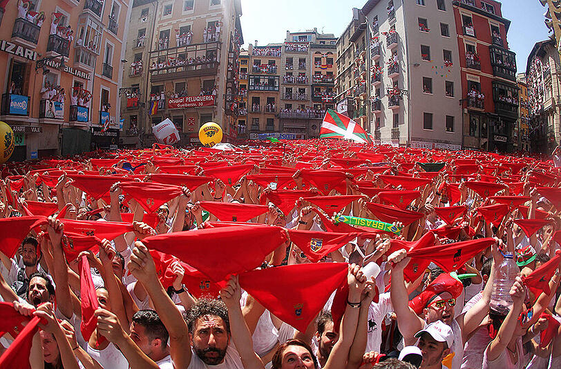 Fans und Demonstranten auf dem Sanfermines-Festival 2015 in Pamplona.