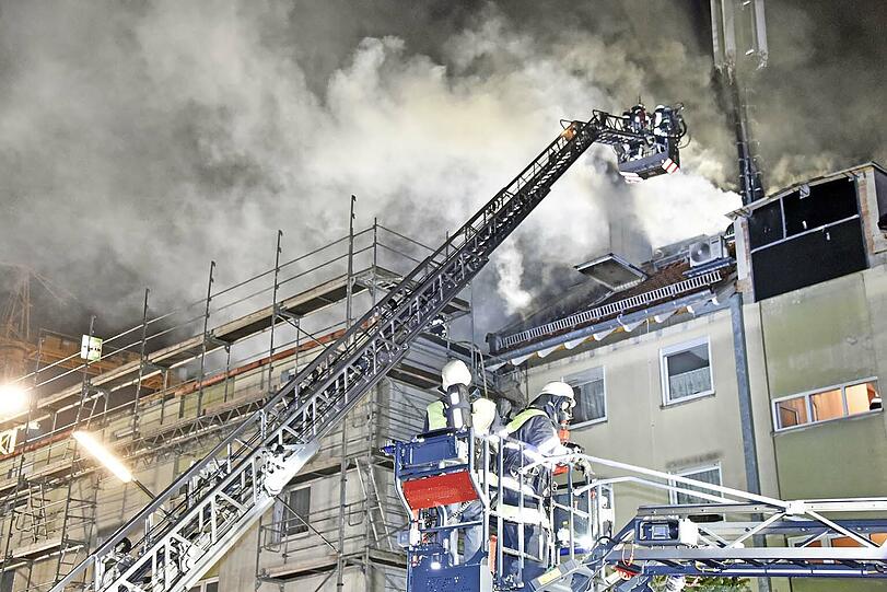 Die Einsatzkräfte mussten 40 Bewohner in Sicherheit bringen. Die Flammen hatten vom ersten Haus auf einen benachbarten Dachstuhl übergegriffen.