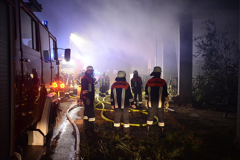 Die Maschinenhalle kam vergleichsweise unbeschadet davon - dafür zerstörte der Brand einen Traktor sowie mehrere Anhänger. Die Bilder aus Gerzen bei Landshut.