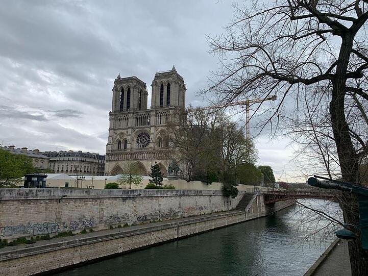 Ein Kran steht vor der Kathedrale Notre-Dame. Im April 2019 wurde das weltbekannte Wahrzeichen bei einem Brand schwer beschädigt.