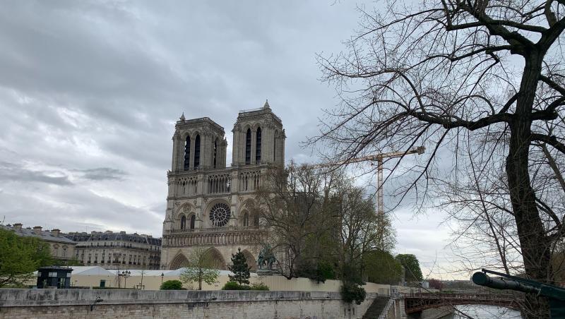 Ein Kran steht vor der Kathedrale Notre-Dame. Im April 2019 wurde das weltbekannte Wahrzeichen bei einem Brand schwer beschädigt. Ein Kran steht vor der Kathedrale Notre-Dame. Im April 2019 wurde das weltbekannte Wahrzeichen bei einem Brand schwer beschädigt.