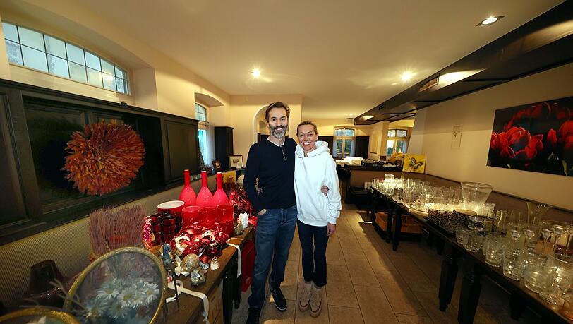 Optimistisch in die Zukunft: Gerhard Gleinser und Frau Susanne zwischen all den Sachen, die zum Verkauf stehen, im Bogenhauser Hof. Optimistisch in die Zukunft: Gerhard Gleinser und Frau Susanne zwischen all den Sachen, die zum Verkauf stehen, im Bogenhauser Hof.