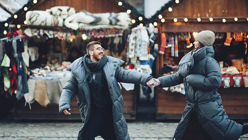 Nicht nur der Glühwein ist auf dem Weihnachtsmarkt essentiell: Das richtige Outfit sorgt erst für ein schönes Erlebnis - ohne Frieren.