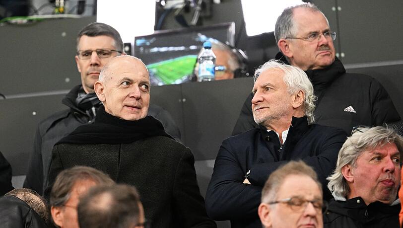DFB-Präsident Bernd Neuendorf (l) und DFB-Sportdirektor Rudi Völler auf der Tribüne.
