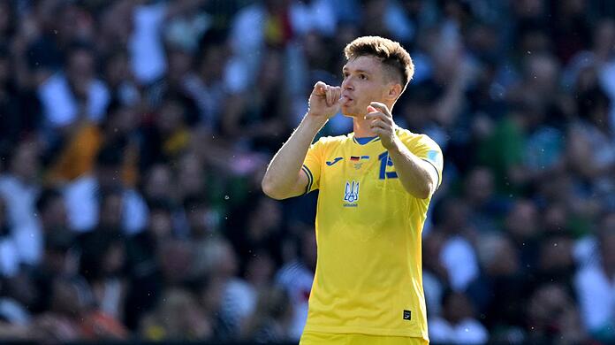 Viktor Tsygankov freut sich &uuml;ber den 1:1-Ausgleich.