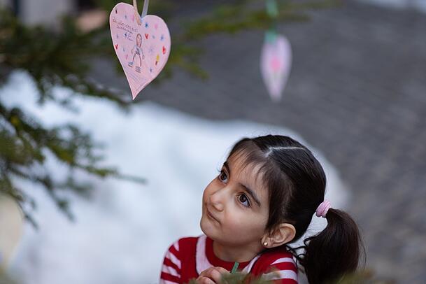 Möchten Sie gern Christkind spielen und benachteiligten Münchner Kindern Weihnachtswünsche erfüllen? Aktuell geht das beim Kultur-Wunschbaum des Vereins Kulturraum München (online). Und in zwölf Stadtbibliotheken, in denen Wunschbäume mit kleinen Wünschen von Münchnern stehen. Möchten Sie gern Christkind spielen und benachteiligten Münchner Kindern Weihnachtswünsche erfüllen? Aktuell geht das beim Kultur-Wunschbaum des Vereins Kulturraum München (online). Und in zwölf Stadtbibliotheken, in denen Wunschbäume mit kleinen Wünschen von Münchnern stehen.