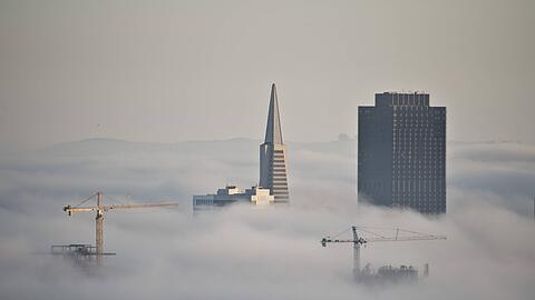Die Spitze der Transamerica Pyramide, das Wahrzeichen von San Francisco, ragt aus dem Nebel hervor. In dieses bekannte Gebäude hat eine bayerische Behörde, die das Innenministerium beaufsichtigt, deutsches Pensionsgeld von fast drei Millionen Versicherten gesteckt.