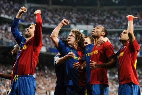 So schön feiert es sich beim Erzfeind: Die Barcelona-Stars bejubeln den 6:2-Triumph im Bernabeu-Stadion