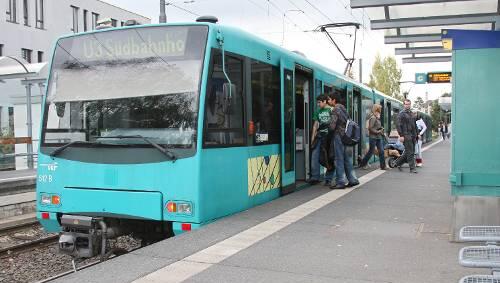 Auf diesem U-Bahnsteig in Frankfurt wurde der 51-Jährige von drei jungen Frauen brutal zusammen geschlagen. Auf diesem U-Bahnsteig in Frankfurt wurde der 51-Jährige von drei jungen Frauen brutal zusammen geschlagen.