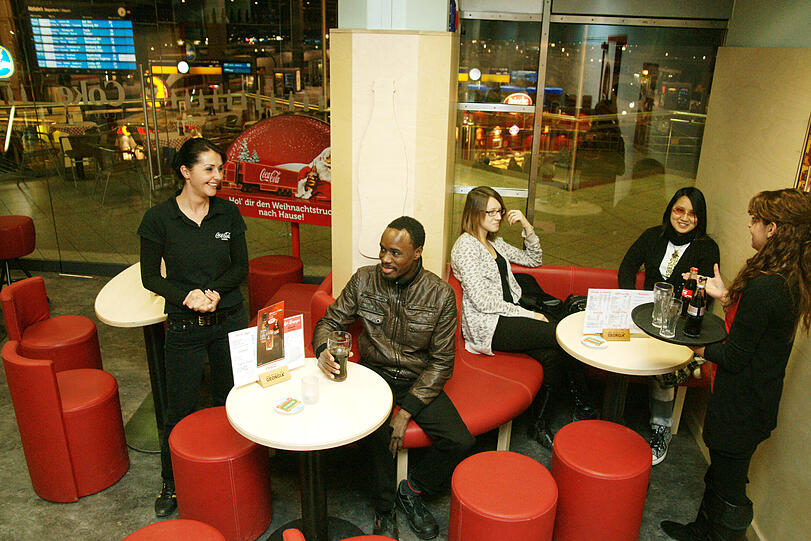 Wir wollen hier jetzt ein Stück amerikanisches Lebensgefühl vermitteln&ldquo;: Die neue &bdquo;Coke Lounge&ldquo; im Hauptbahnhof.