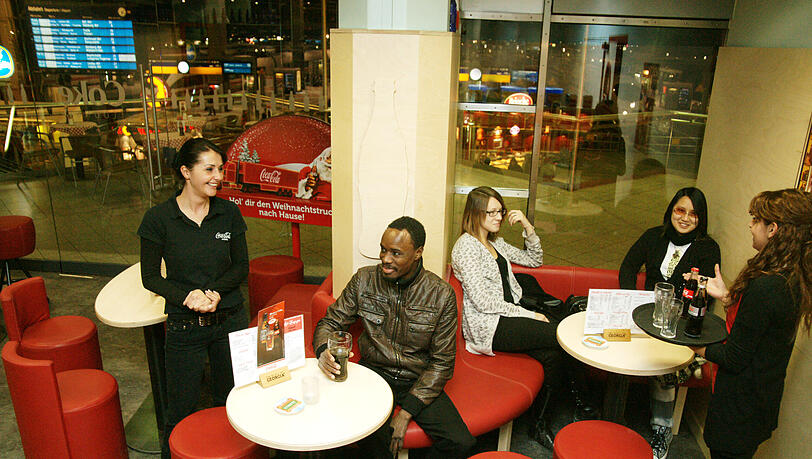 Wir wollen hier jetzt ein Stück amerikanisches Lebensgefühl vermitteln“: Die neue „Coke Lounge“ im Hauptbahnhof. Wir wollen hier jetzt ein Stück amerikanisches Lebensgefühl vermitteln“: Die neue „Coke Lounge“ im Hauptbahnhof.