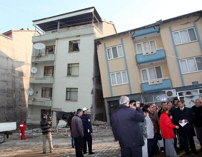 Zerstörte Häuser in Simav: Im Westen der Türkei bebte die Erde