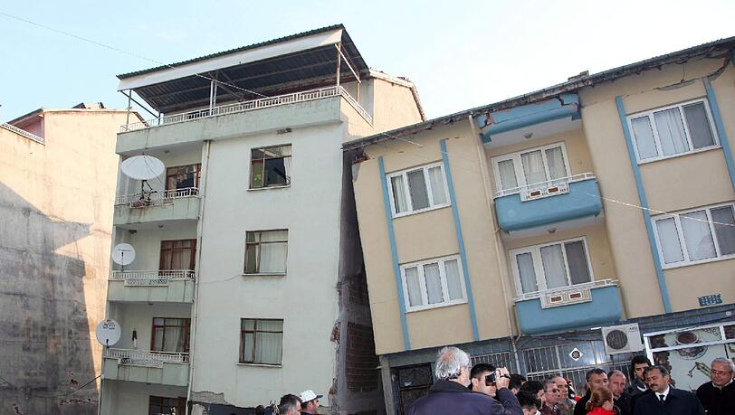 Zerstörte Häuser in Simav: Im Westen der Türkei bebte die Erde