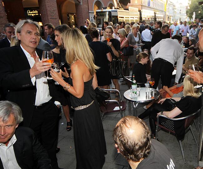 Charles Schumann feiert seine &bdquo;Tagesbar&ldquo; &ndash; natürlich auch mitten auf der Straße. Die besten Bilder der Jubiläums-Fete.