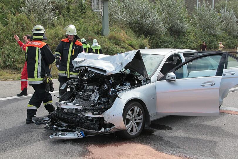 Tragische Aufnahmen vom Unfallgeschehen auf der A99 Richtung Nürnberg Höhe Hohenbrunn.